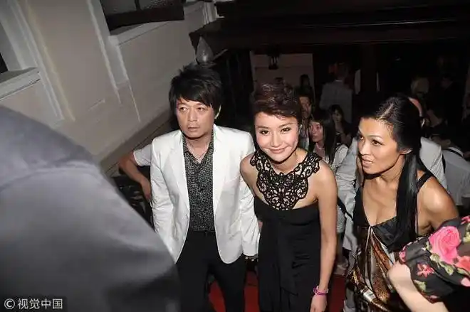 韩雨芹的老公是达芙妮的董事长陈英杰,他不仅是一位大富豪,还酷爱音乐