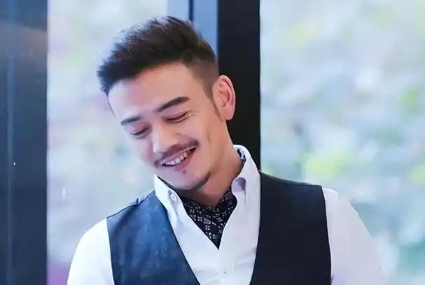 有一位演员,杨烁,曾在电视剧《欢乐颂》中扮演"小包总"一角