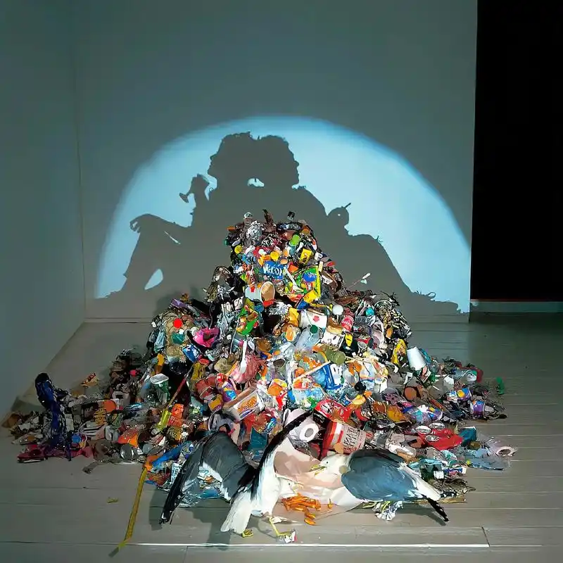"艺术家tim noble用垃圾堆成的光影艺术作品" - 抖音