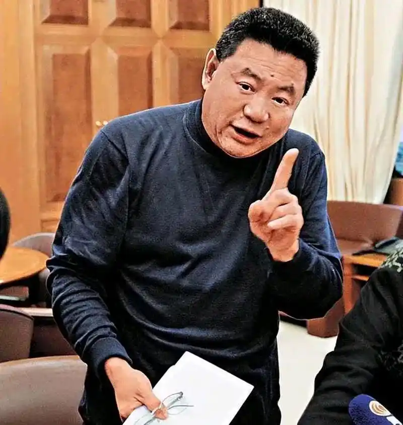 刘銮雄年轻时无限风流,交往过的美女无数,耗费了无限时间和精力,肾