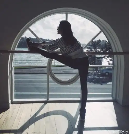 4 李冰冰晨练不忘晒照 压腿心情佳