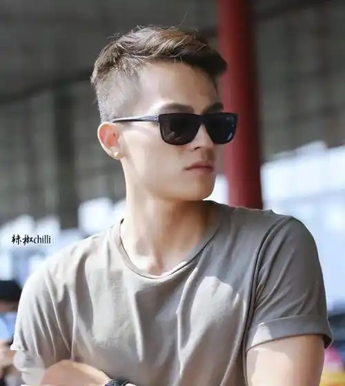 欧豪深夜与好友聚餐,和女子当街拥抱被起哄,一同离去互动暧昧!