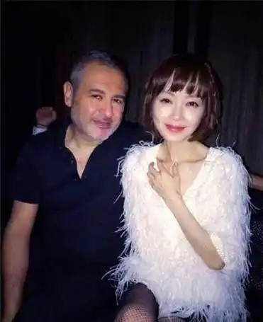 原创25岁嫁美国老公被抛弃,如今47岁却像做了换头手术_婚姻_陈鲁豫