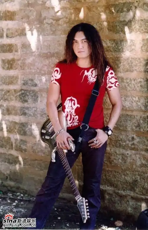 组图迪克牛仔酒吧驻唱遇歹徒坎坷经历造硬汉