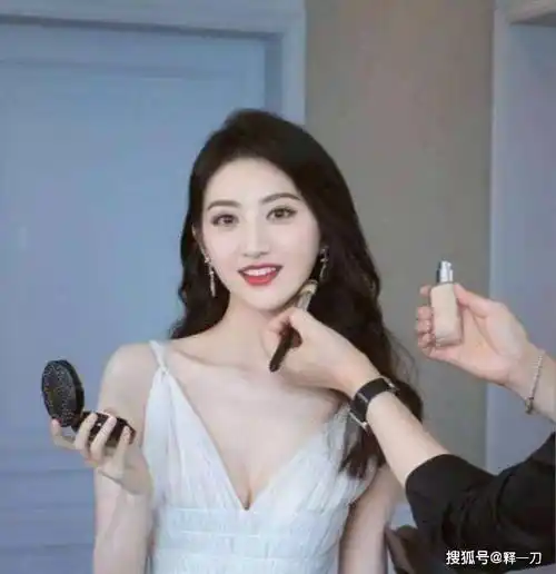 原创和张继科分手后景甜整容式变美穿无痕衣不见一丝赘肉