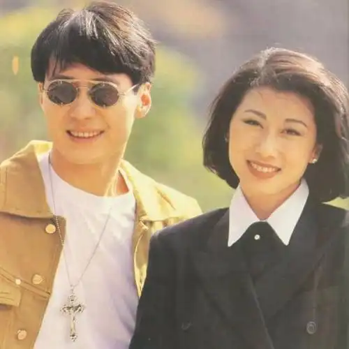 网易云一张歌单封面上和黎明合影的女明星叫什么名字?