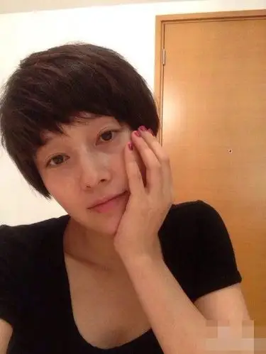 马伊琍挺大肚为女儿理发 网友:技术待提高