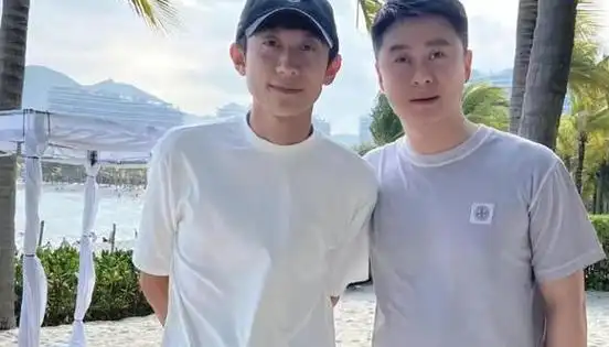 31岁张一山与好友合照,瘦到腿打皱,撞脸巩汉林被指不如素人帅