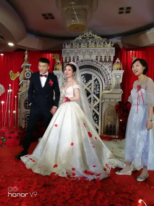 婚礼前新娘新郎来张照片留影