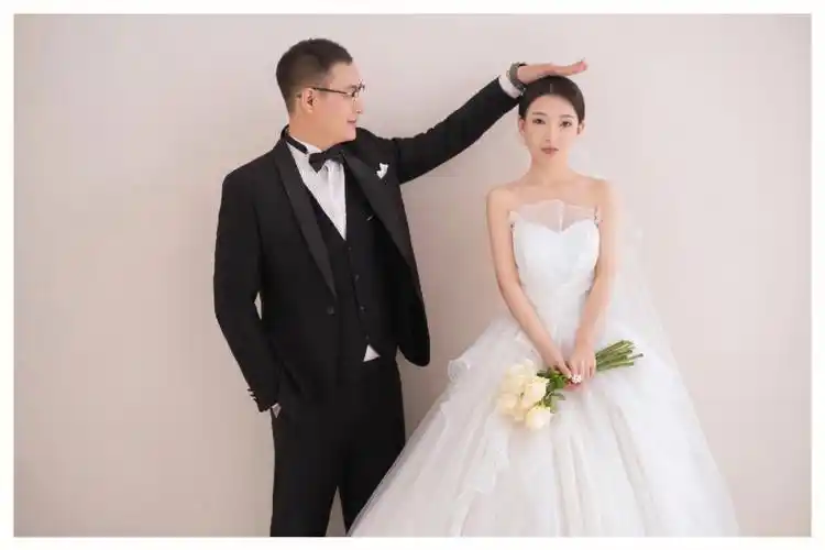 是朋友推荐过来的,整体拍摄过程感觉特别好,化妆师会