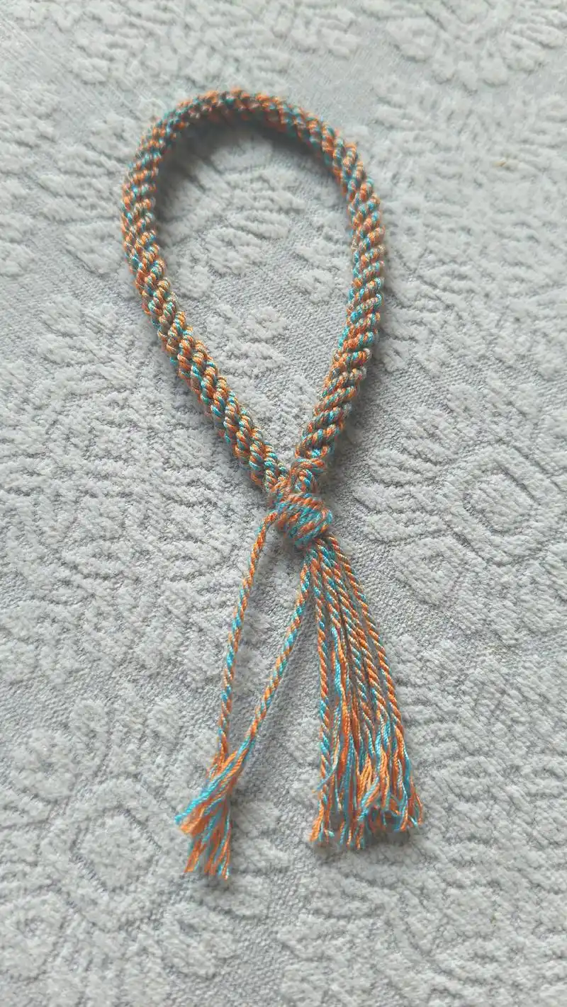 给孩子编端午手绳