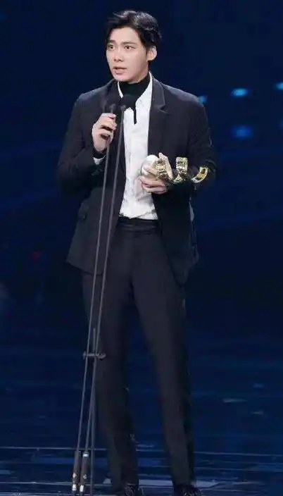 在六公主放出的高清生图中,专注认真的李易峰有着萌萌的娇憨感.