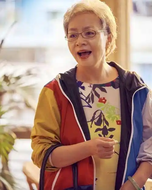 62岁宋丹丹近况曝光,发量稀疏白发可见,苍白的唇色尽显憔悴_生活_变化