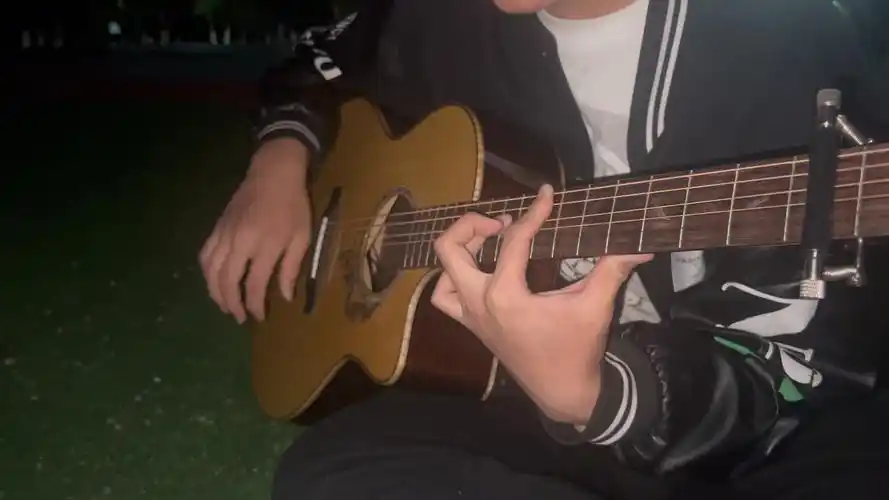 宇宙中弹吉他最帅的男人便是我的室友楽