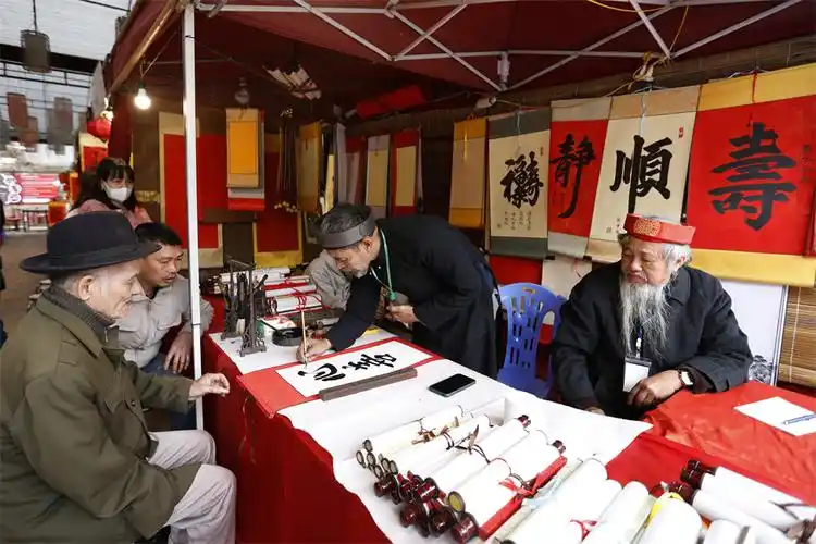 越南艺术家写书法 挥毫泼墨庆祝春节【3】--国际--人民网