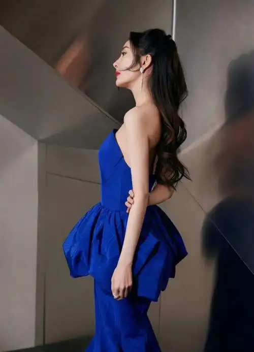 近期,一段杨幂参加某大型活动的视频在网上火爆传播.