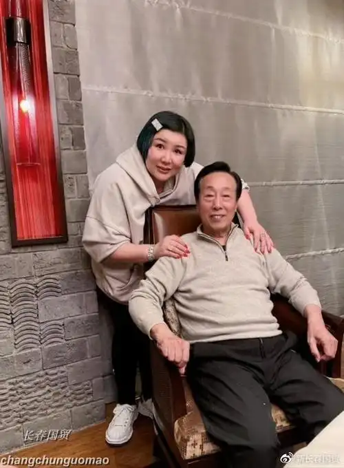 王惠是郭德纲的妻子,曾为京韵大鼓演员,而韩宝利为著名三弦演奏家