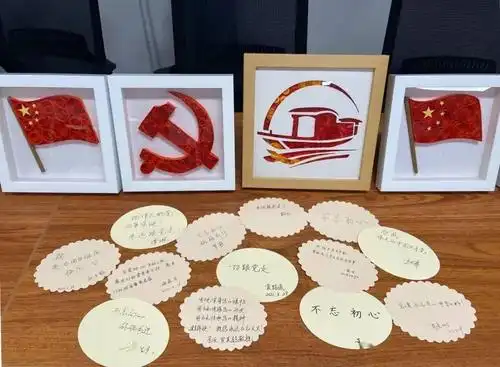 党员老师们动手制作衍纸手工相框,感受衍纸艺术的魅力,用手工衍纸作品