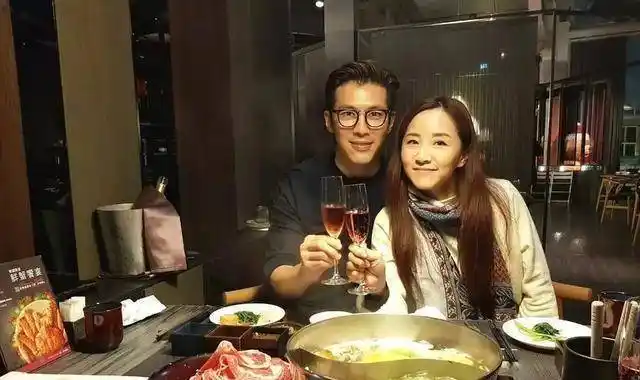 48岁黄少祺,与交往14年女友低调结婚,育有2个儿子颜值高_剧中_贾静雯