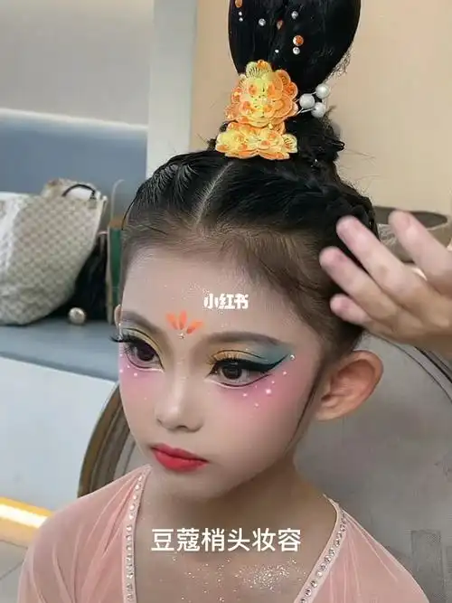 舞台妆彩绘  豆蔻梢头舞台妆,来看看这个妆容,色彩丰富干净又有古典