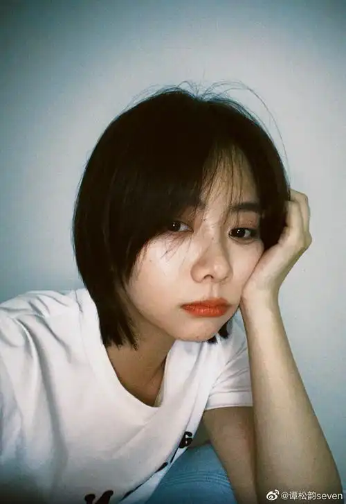 谭松韵分享胶片风自拍短发造型清爽中带点酷酷的感觉