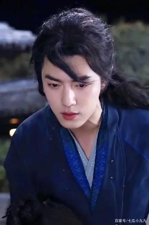 肖战唐三登日本杂志封面,天桥之后又有天台漫游照