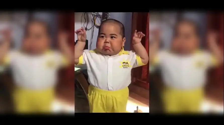 站起来好小一坨呀哈哈哈印尼小胖tatan被迫营业萌娃家有萌宝