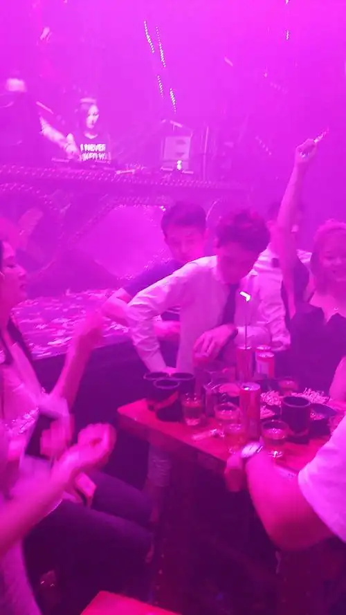 那个喜欢蹦迪的小姐姐.