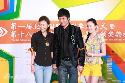 图文:大影节颁奖礼红毯-演员胡东夫妇亮相红毯