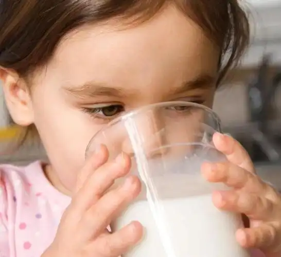 宝宝不爱喝牛奶,可以吃些水果泥,蔬菜泥,米粉等食物,还能够观察宝宝的