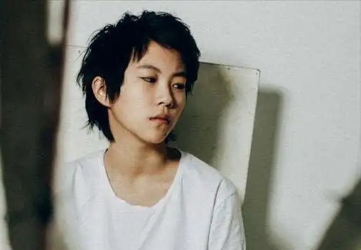 罕见打扮"正常",为拍戏洗掉下巴纹身|第十一回|窦靖童|纹身_新浪新闻