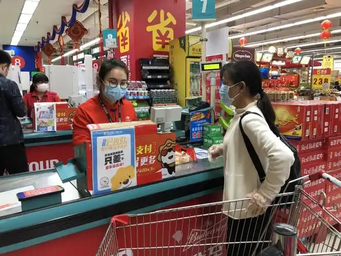 餐厅员工"变身"超市收银员 苏宁家乐福探索 "共享员工"破解用工难题 _