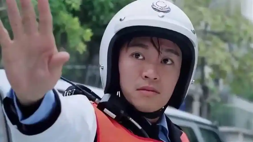 这部片子沿用了周星驰无厘头搞笑的风格,成为了逃学威龙系列里最亮眼