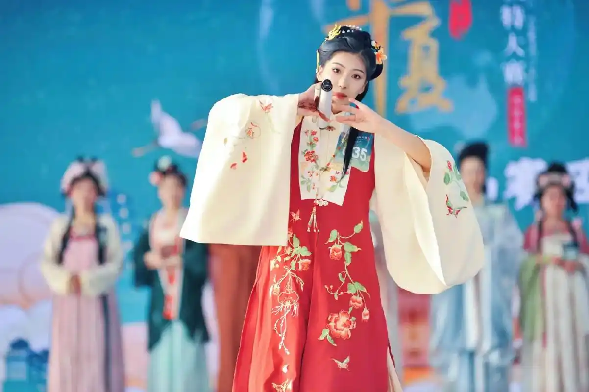 礼衣华夏|汉服走秀精彩瞬间~实践出真知 小白走秀要清楚定点动 - 抖音