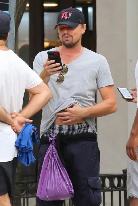 把小李子和老李子p进同一张照片做对比,年轻时的他是明媚少年,精致