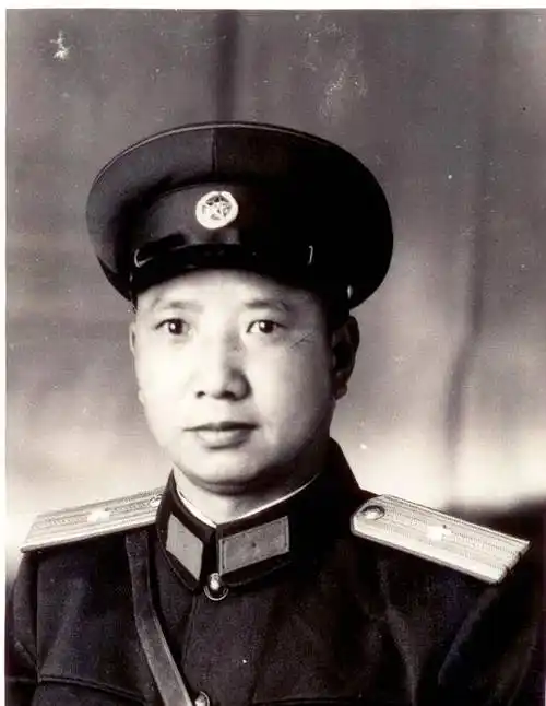 身着55式军服佩戴武装带的校官"55式"军服使用期从1955年到1965年.