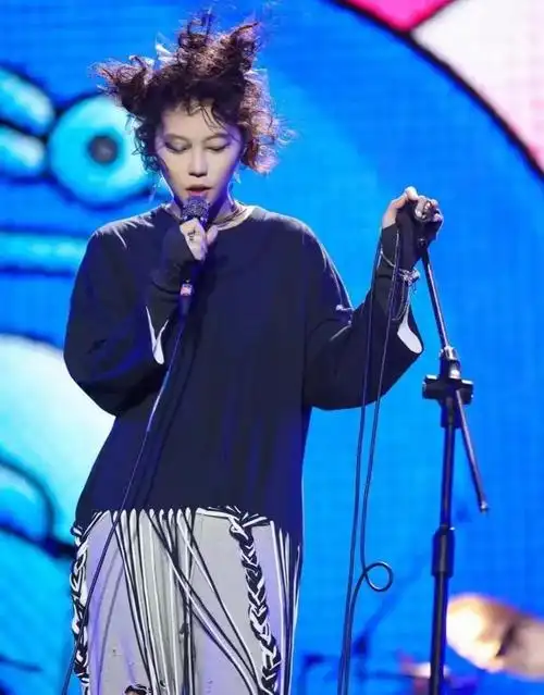 王菲27岁女儿窦靖童惊艳变身!网友:这真的不是年轻时的王菲?