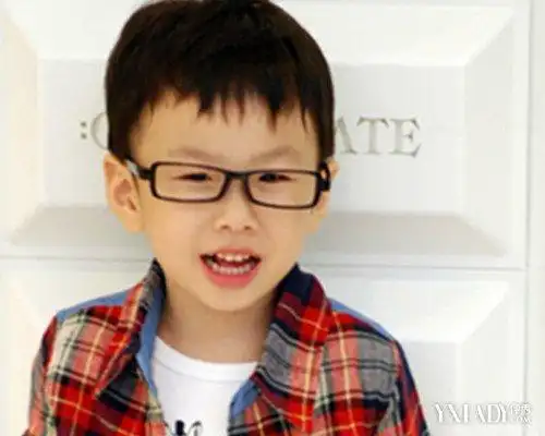 最简单的短发造型,打薄的发丝,浅浅挑染,整款发型用这两点搭配,带来几