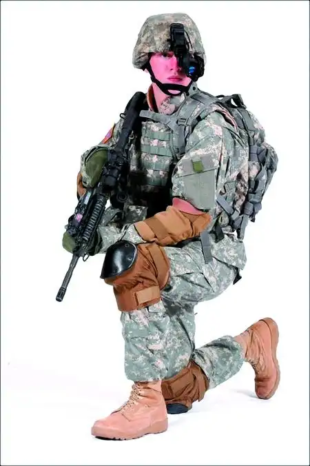 全副武装的美军士兵身着伪装服的美军士兵手持m2010狙击步枪先进的