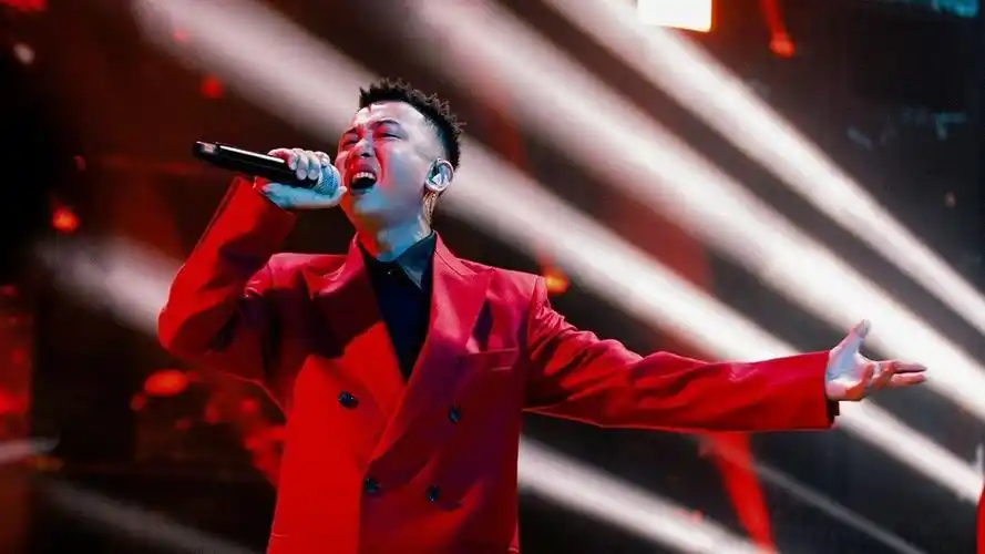 你的gai周延正在炸场!《烈火战马》气场全开