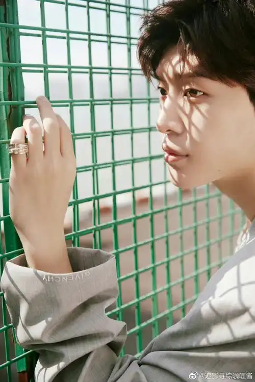 范丞丞金鸡奖背影照