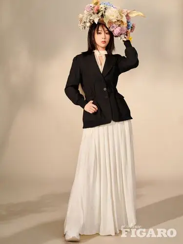 杨紫鲜花草帽造型曝光,浪漫又文艺,近况被拍上医院看病身体虚弱