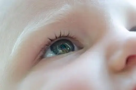 泪水在她的眼睛特写照片