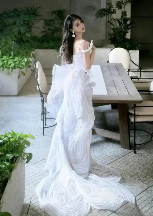 angelababy杨颖穿高定礼服亮相香港金像奖,并和冯德伦一起颁奖!