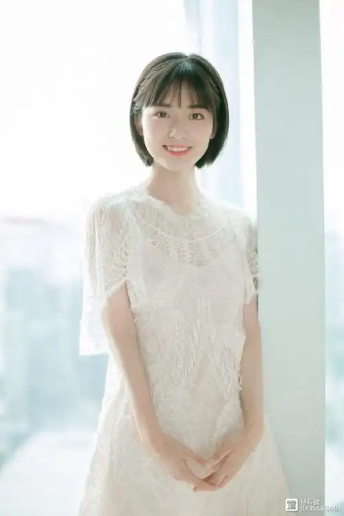 21岁沈月厉害了!摩卡波波头 白色连衣裙甜美可人,秒变16岁少女