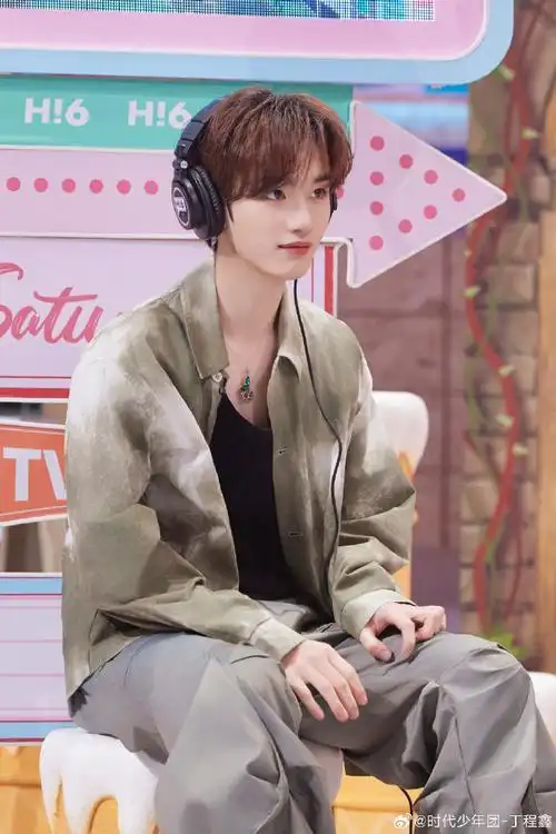 丁程鑫举手姿势##你好星期六