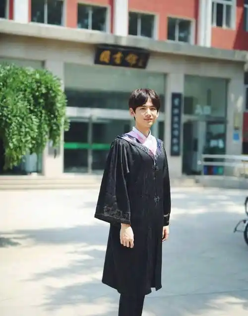白敬亭大学毕业照曝光 穿学士服素颜青涩稚嫩颜值不减