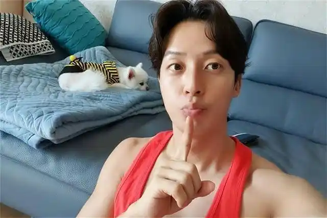 韩国搞笑艺人许景焕用实力告诉你,纹眉的重要性!