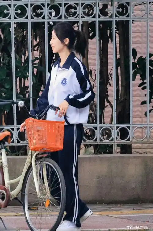 这反差感,完全是青春洋溢高中学姐vs清冷都市丽人92#周雨彤校服造型