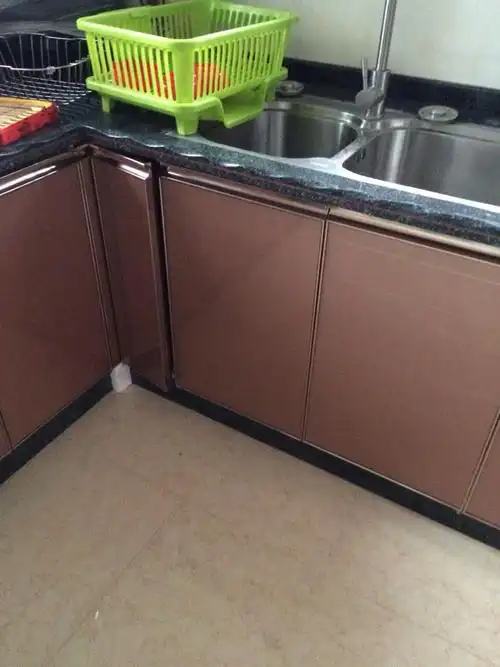 厨房柜门要换颜色,什么比较好,墙砖米黄色白色可以搭配吗,台面黑色不